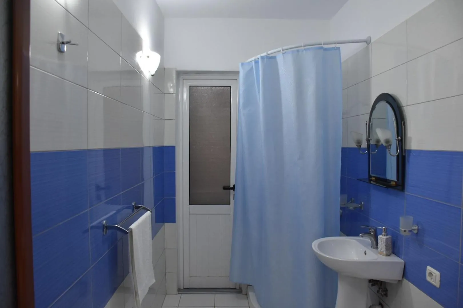Leo Apartment Permet 0*,